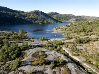 Lac Homsvatnet (vue drone) Lac Homsvatnet (vue drone)