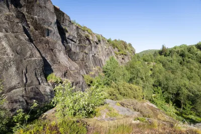 Le sentier longe la falaise Le sentier longe la falaise