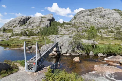 Petit pont et début du sentier de montagne Petit pont et début du sentier de montagne