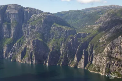 Preikestolen en face, sur la gauche Preikestolen en face, sur la gauche