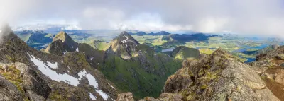 Vue vers le Sud-Est depuis le sommet Vue vers le Sud-Est depuis le sommet