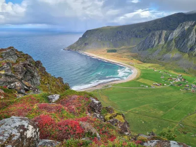 Baie de Unstadvika depuis l'arête de Nonstinden Baie de Unstadvika depuis l'arête de Nonstinden