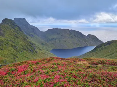 Medskolmen (599 m) dominant Utdalsvatnet Medskolmen (599 m) dominant Utdalsvatnet