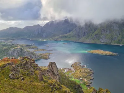 Steinsfjorden et la baie de Tangstadpollen (vers le Sud) Steinsfjorden et la baie de Tangstadpollen (vers le Sud)